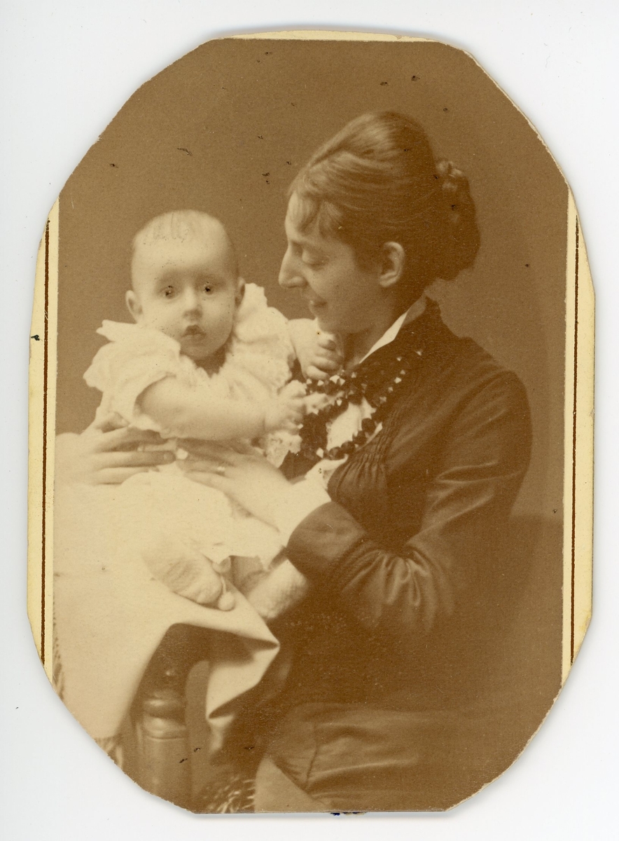 Porträtt av kvinna och barn