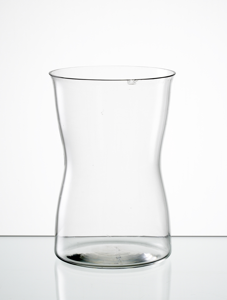 Design: Ingeborg Lundin.
Vas, cylindrisk form med indrag vid midjan.
