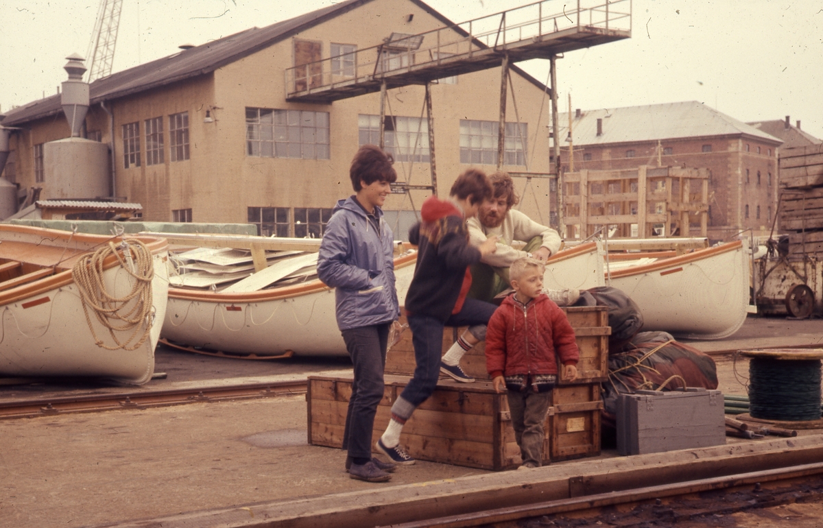 Felt 1967. Hjemtransport. Havn med båter. Kasser Feltutstyr Sybil Rita Stephen.