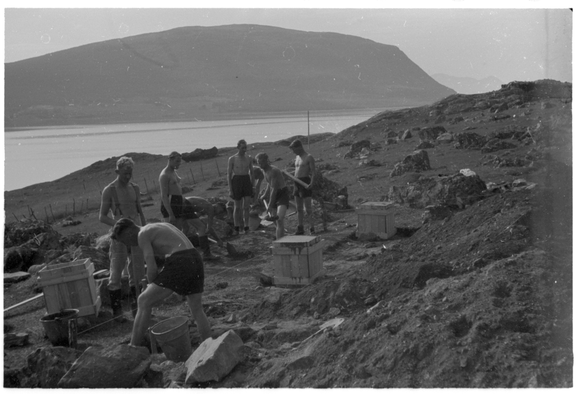 Tyske soldater arbeider med brakkefundamenter på Bøneset i Kasfjord. Skjærstad i bakgrunnen.