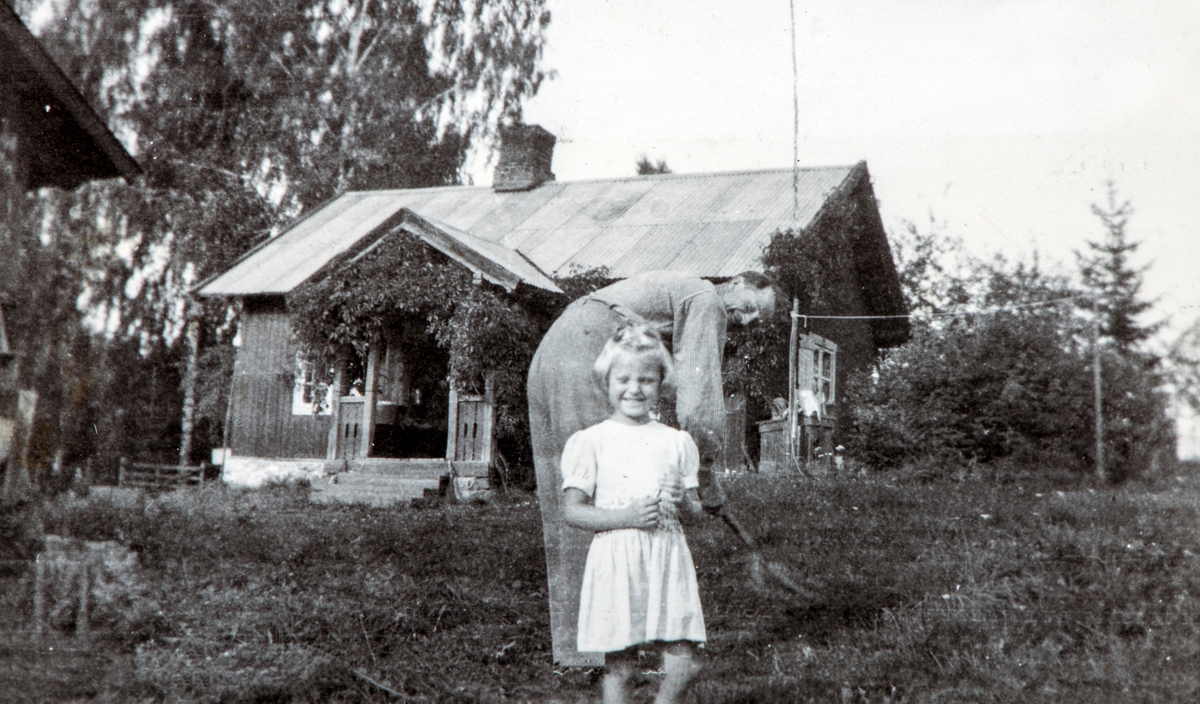 Kristian Dalby og Anne Marie Paulsen på tunet utenfor Dalby i Ottestad. 1950.