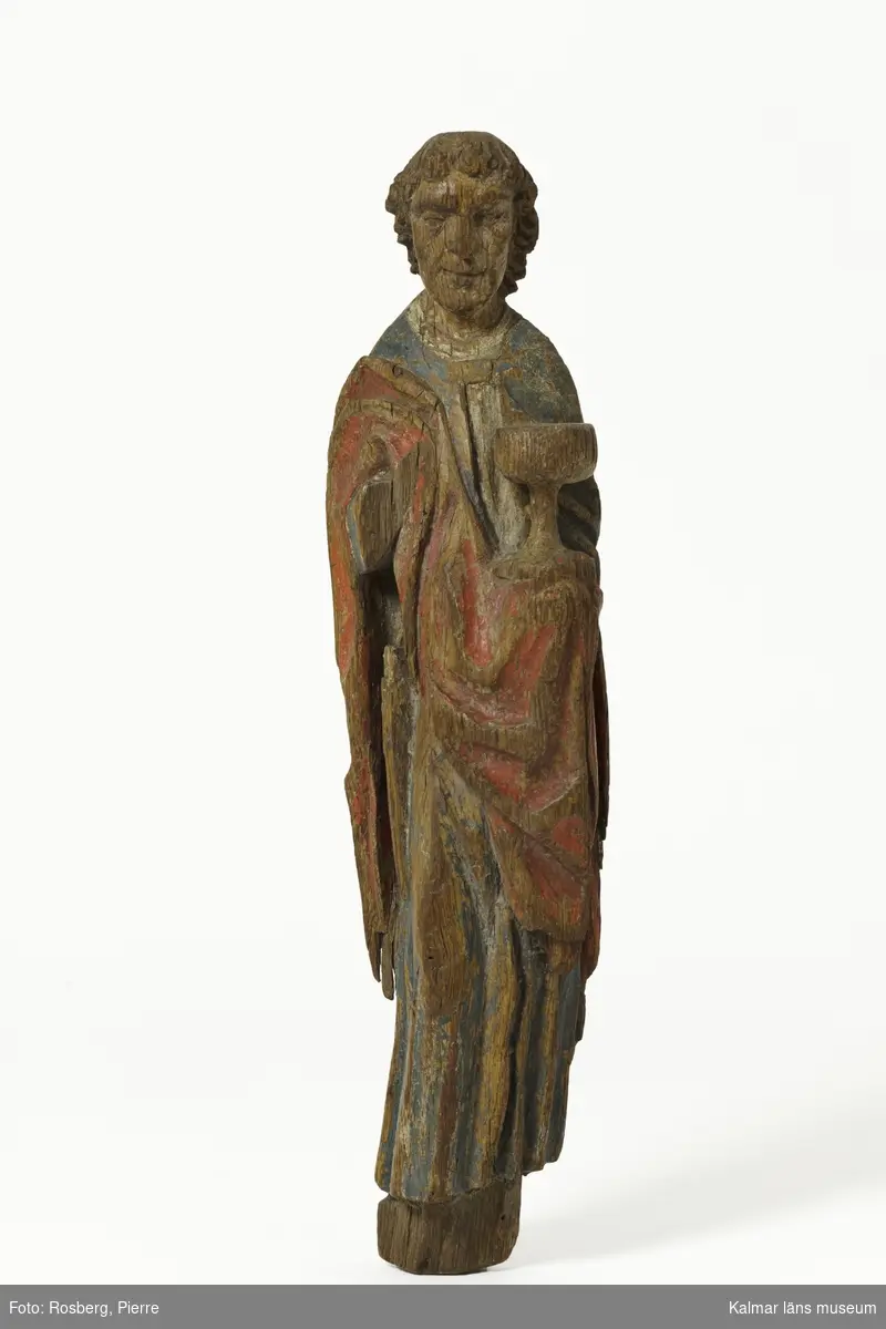 KLM 2338. Skulptur, av ek. Bemålad. Föreställande aposteln Johannes.
