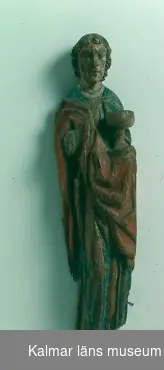 KLM 2338. Skulptur, av ek. Bemålad. Föreställande aposteln Johannes.