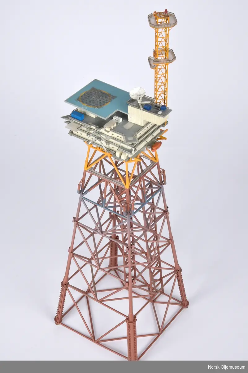 Modell av boligplattformen QP med innlagt lysdiode øverst i tårnet. . Modellen er bygget i målestokk 1:300.