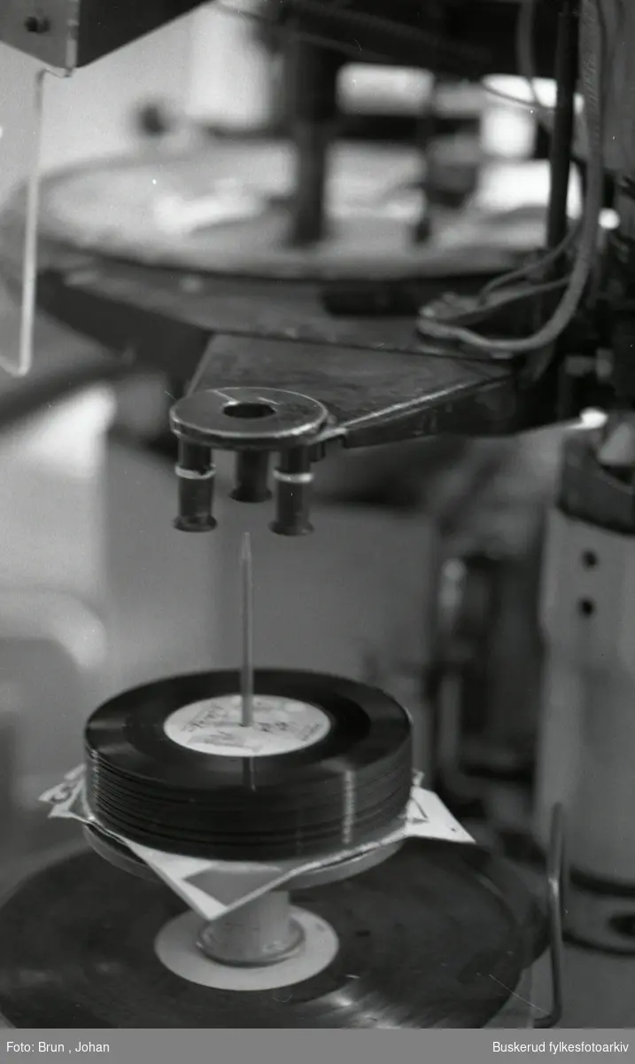 Hønepress A/S. Grammafonpresseri, produksjon av vinylplater. Startet opp i 1935 som Norsk Grammofonkompani A/S, senere Ulf Corneliusen & co. Til slutt Roger Arnhoff studio. Bedriften ble lagt ned i 1987. 
