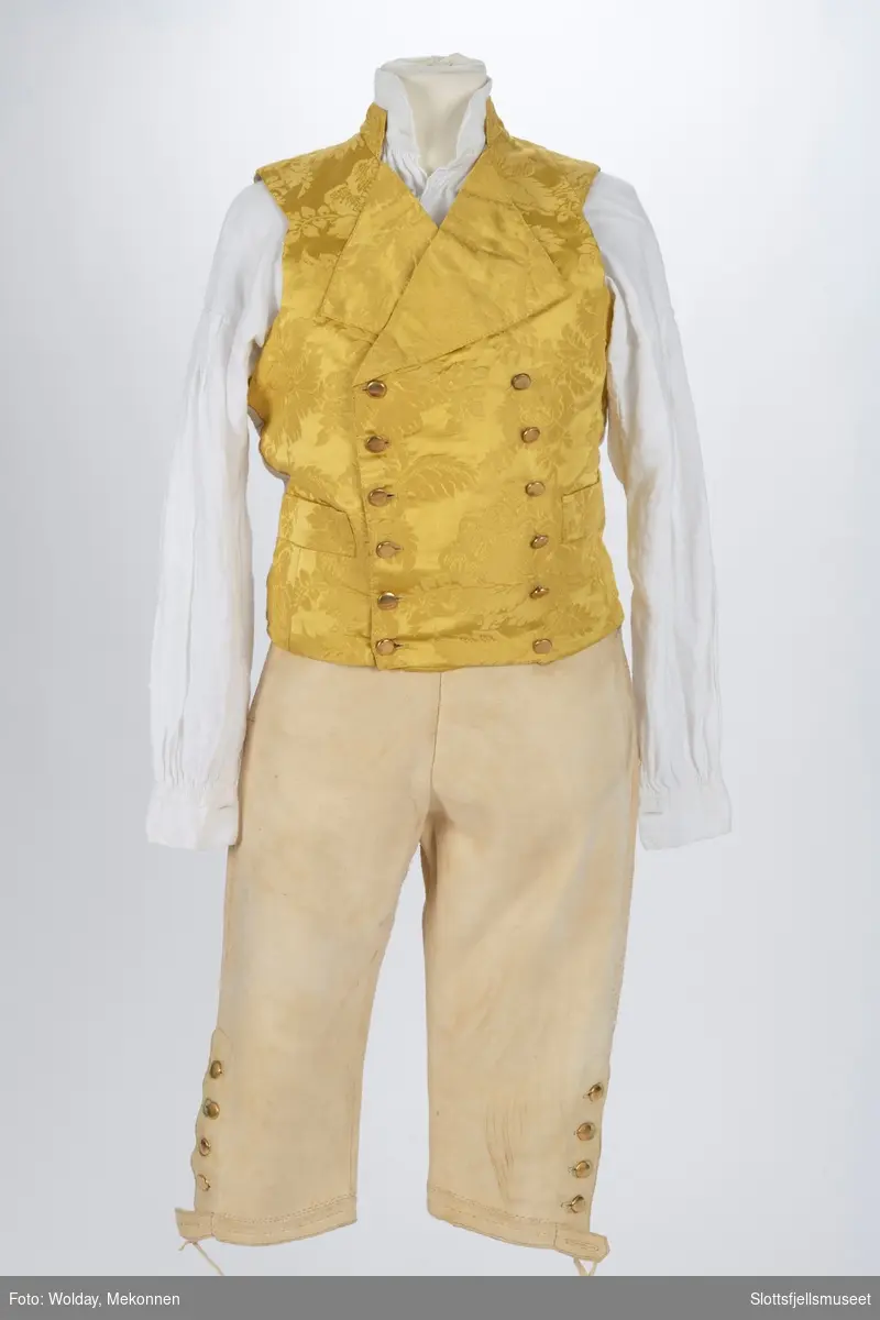 Mannsbunad fra Vestfold, Rød jakke i ull, gul vest, Hvit skjorte og hvit skinnbukse.