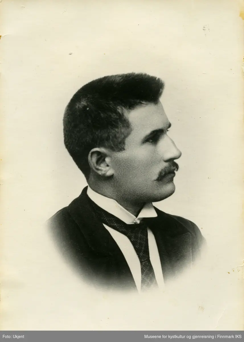 Portrett av Cornelius Moe i profil fra høyre side.