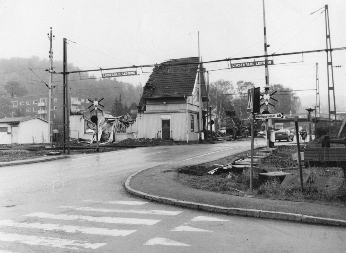 Rivning av Kållereds Stationshus 1991-05-13. Till vänster skymtar lägenheterna som ligger på Streteredsvägen 1A - 1G.