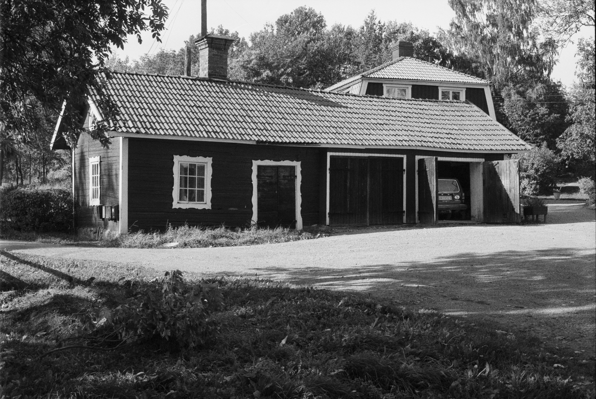Brygghus och garage, Eke 3:1/Trälösa 1:1, Eke säteri, Vaksala socken, Uppland 1982