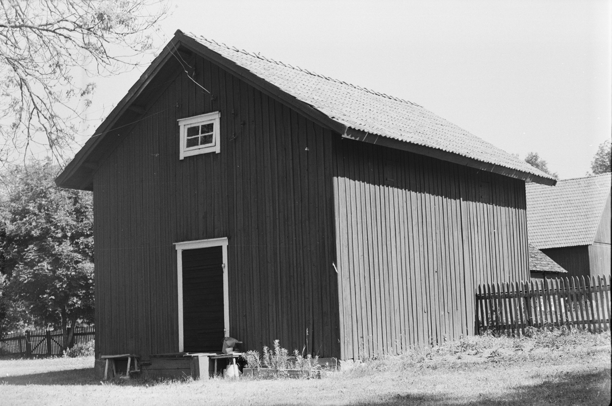 Vagnslider och uthus, Ekeby 6:1, Ekeby by, (tomt 1), Vänge socken, Uppland 1975