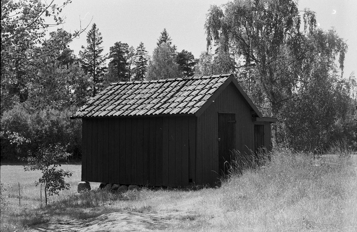 Vedbod och hemlighus, Körlinge 2:1, Eriksberg, Vänge socken, Uppland 1975