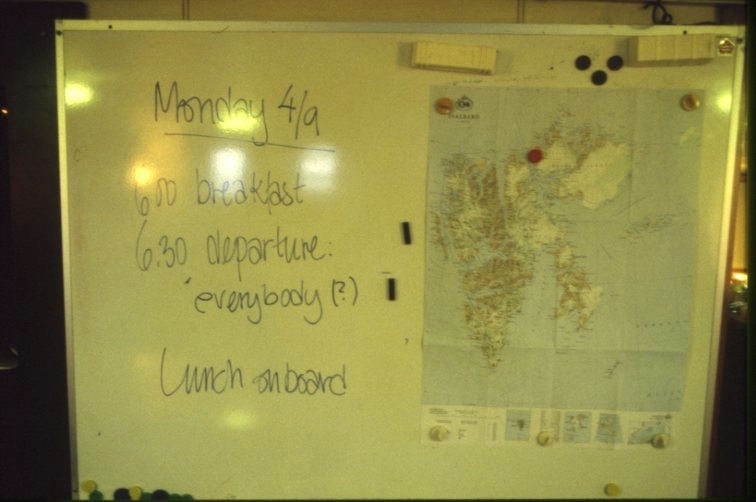 Whiteboard ombord på M/S Origo med dagordning för kommande dag, 4 sept 2000.