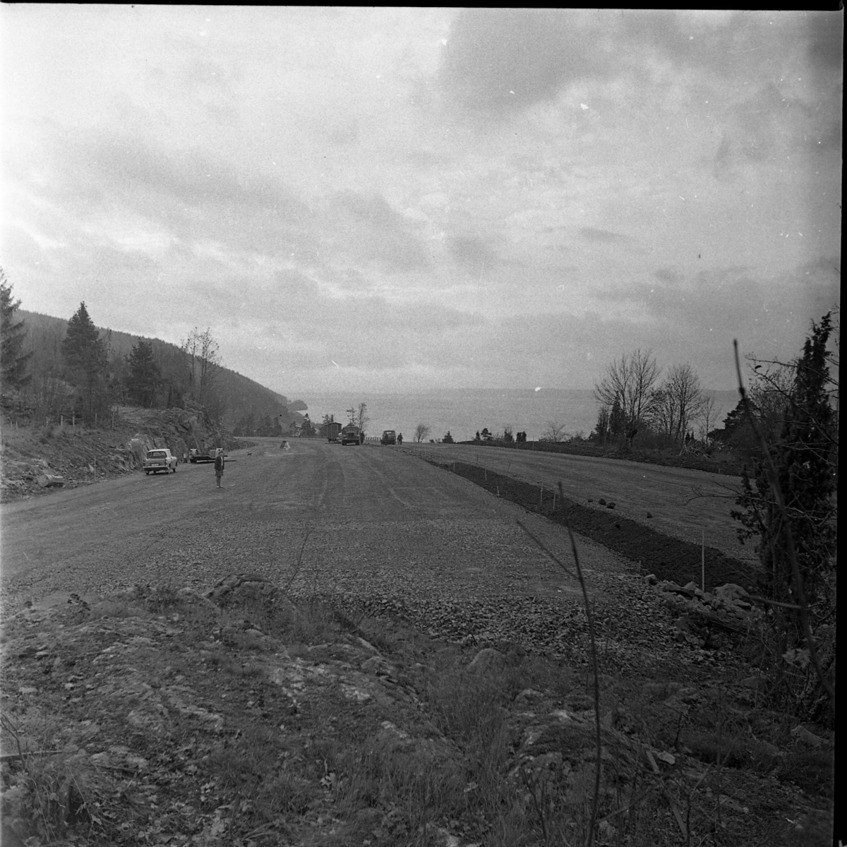 Vy över Vättern och en halvfärdig motorväg. Foto mot söder. Nära nuvarande motell Vätterleden som idag ligger till vänster.