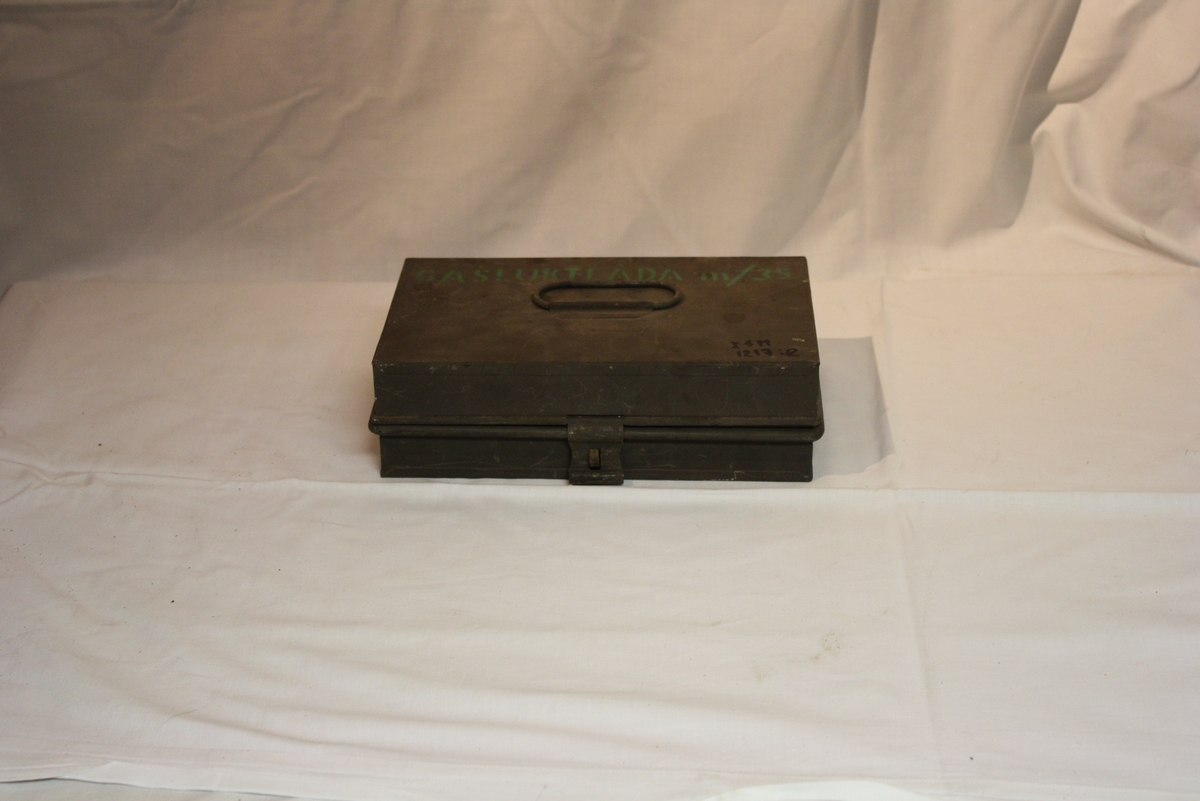 2 st, Gasluktlåda m/1935 för utbildningsändamål.
Grönmålad plåtlåda, innehåller lukttester och beskrivning.