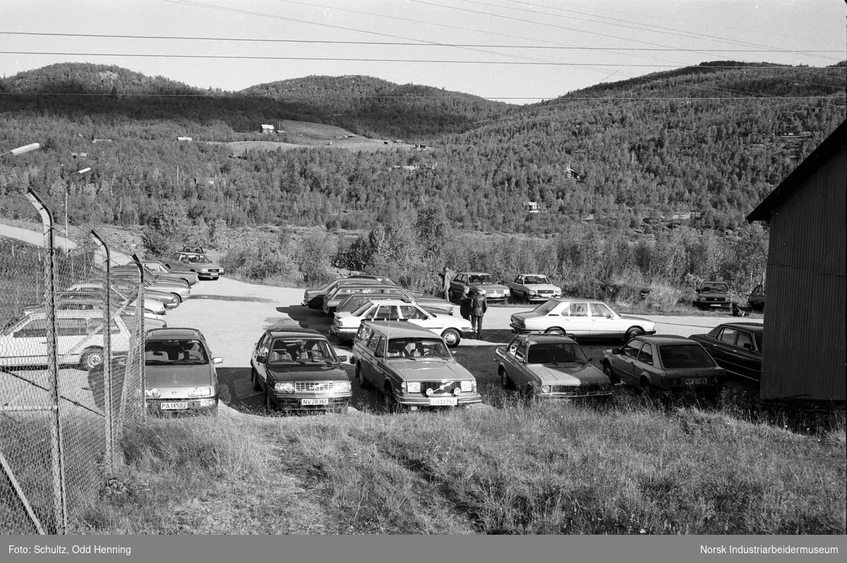 Biler på parkeringsplass under Hydromarsjen 1985.