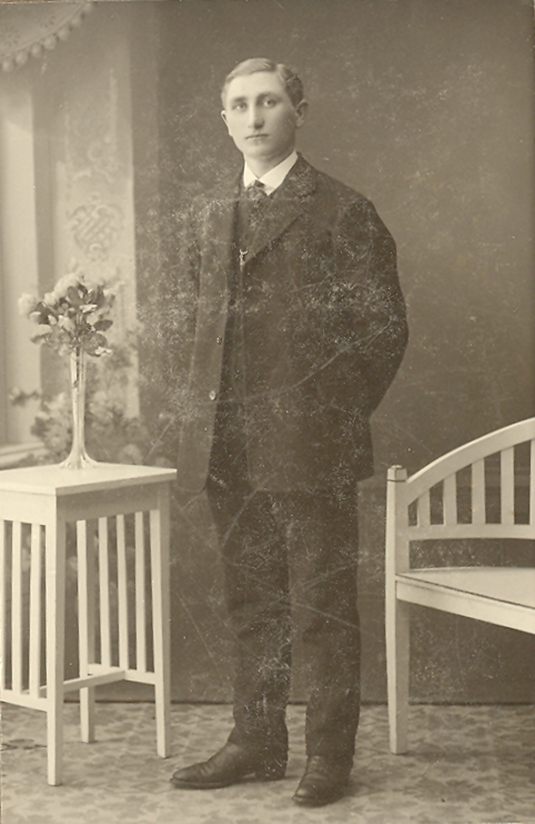 Portrettfoto av Olav Smedstad, tenar på Borja 1916-1917