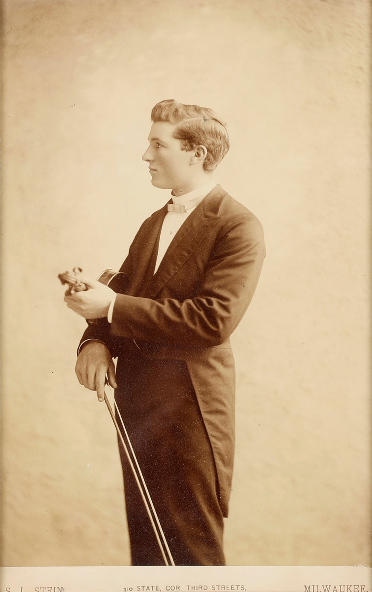Olaf Sætersmoen fotografert med konsertantrekk og fiolin. Fotografert i 1887.