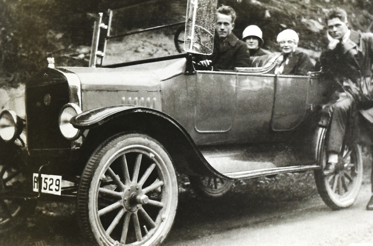 Trygve Thorsdalen (1909-1970), Anna Baklia f.1907, Astrid Larsen, 
Jon Bjørndalen, f.1892.
Bilen H-1529 er en Ford T årsmodell 1925, den første med forniklet radiatorkappe. Eier i Bilboken for Norge 1927 er Karl Johan Narverud, Jondalen.