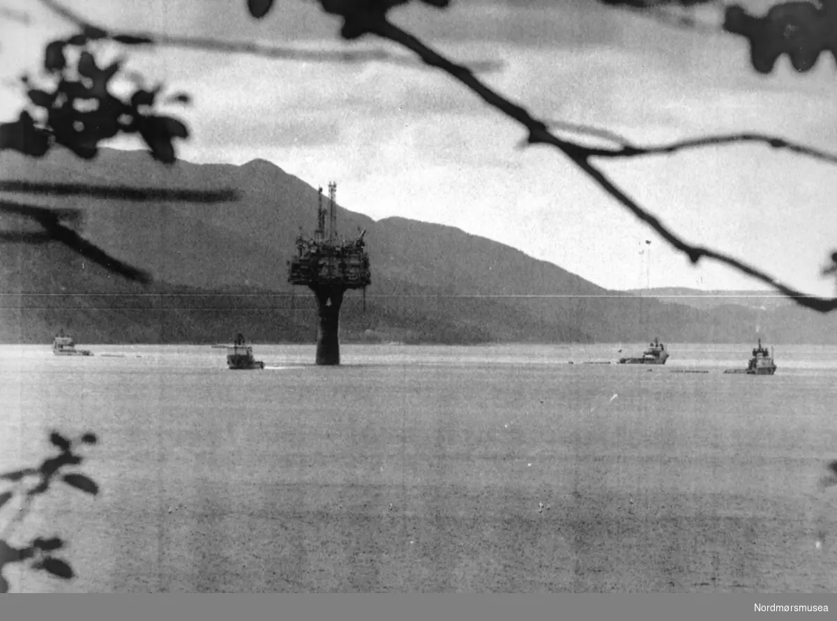 Draugen er en oljeplattform som står på Draugenfeltet i Norskehavet. Plattformen er en Condeep-plattform med én betongfot (monosokkel) som står på 251 meters havdyp. Feltet ble oppdaget i 1984 og produksjonen ble startet da plattformen kom på plass i 1993. Operatør var Norske Shell. Draugen var det første oljefeltet i drift nord for 62° breddegrad.

Gassen som produseres på plattformen, skipes gjennom rørledning til Kårstø. Oljen fra Draugen går gjennom to rørledninger til en lastebøye (Draugen FLP) og bøyelastes til skytteltanker.

Til plattformen er det også knyttet sju havbunnsbrønner.

Okea AS kjøpte i 2018 Norske Shells eiendeler i Draugen og Gjøa og tok dermed over operatørskapet av Draugen. - Bildet er fra avisa Tidens Krav sitt arkiv i tidsrommet 1970-1994. Nå i Nordmøre museums fotosamling.