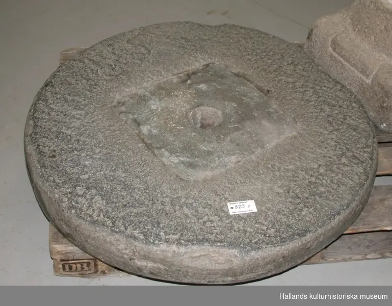 Dopfunt av granit. a) diameter 67 cm, höjd 48 cm. b) längd 38 cm, bredd 36 cm, höjd 35 cm. c) diameter 89 cm, höjd 11 cm.
