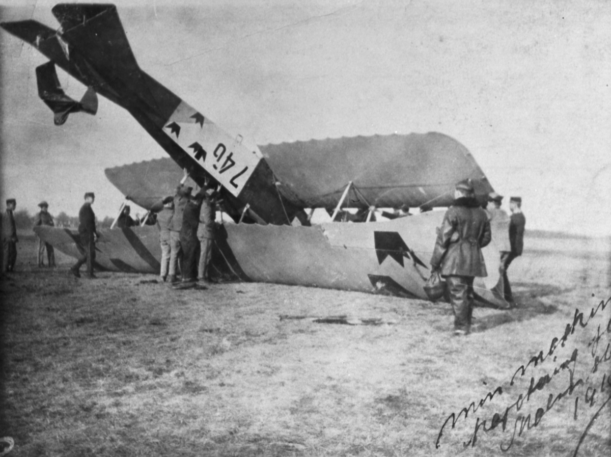 Flygplan SW 20 Albatros nummer 746 har landat upp- och ned vid ett haveri. Militärer arbetar med att vända på flygplanet.