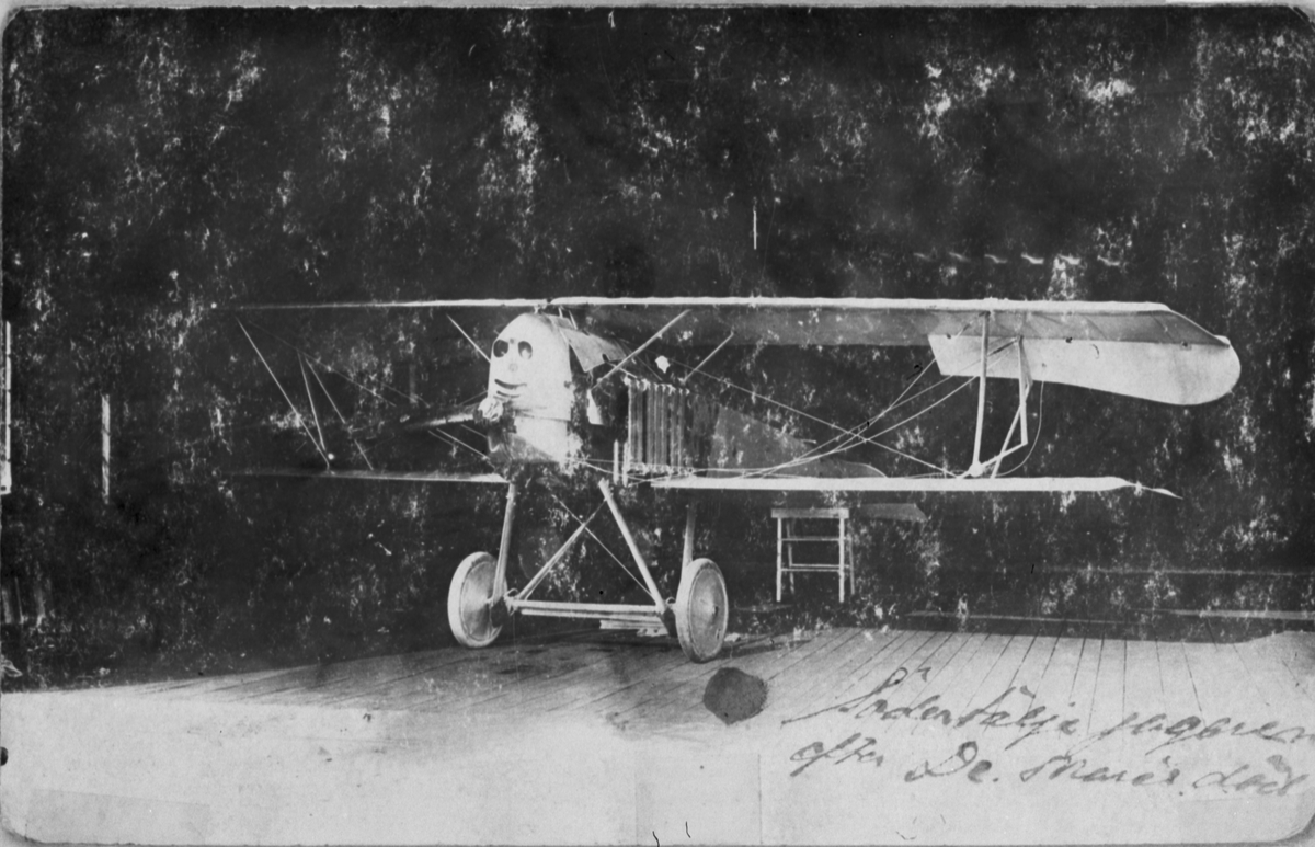 Skadat flygplan SW 15 Lotterijagaren står i en hangar efter haveri den 17 juni 1917.