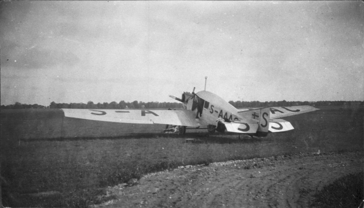 Civilt flygplan Junkers F13 S-AAAC tillhörande AB Aerotransport står på ett flygfält.
