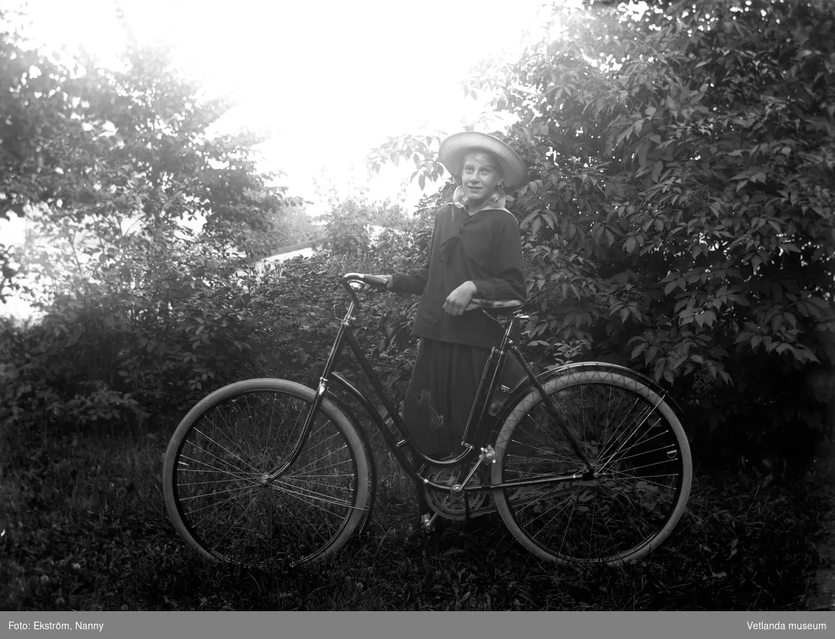 Anna Karin med en cykel. Anna Karin var dotter till fotografen Nannys syster Amy.