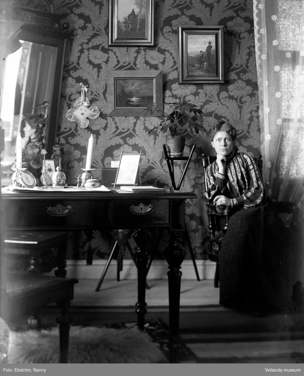 Fotografen Nanny Ekström troligtvis i bostaden på Mogärde i Vetlanda.