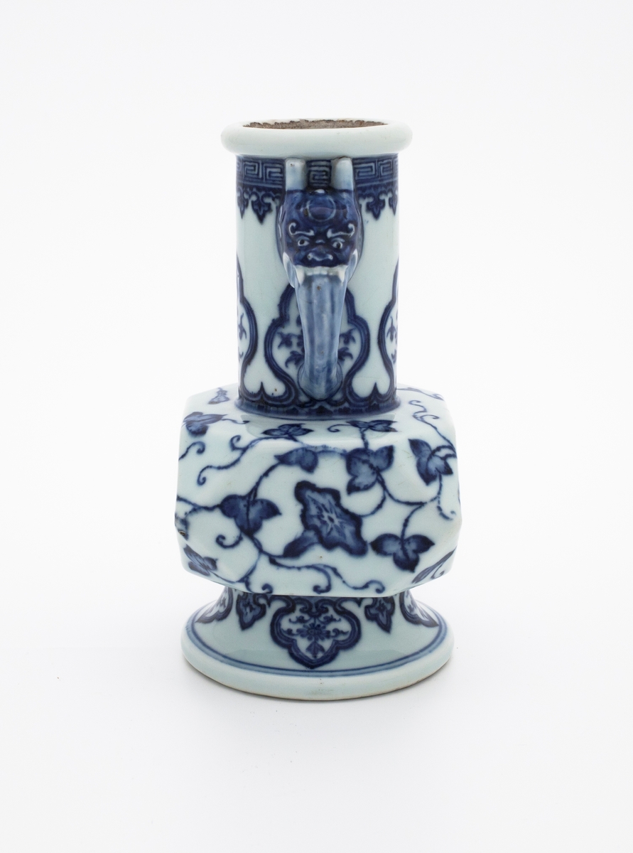 Vasen er dekorert med ranker av Ipomoea og bladlignende paneler med krysantemer. Rundt muningen finner vi en løv- og meanderbord. Håntakene på vasen er utformet som dyrehoder.