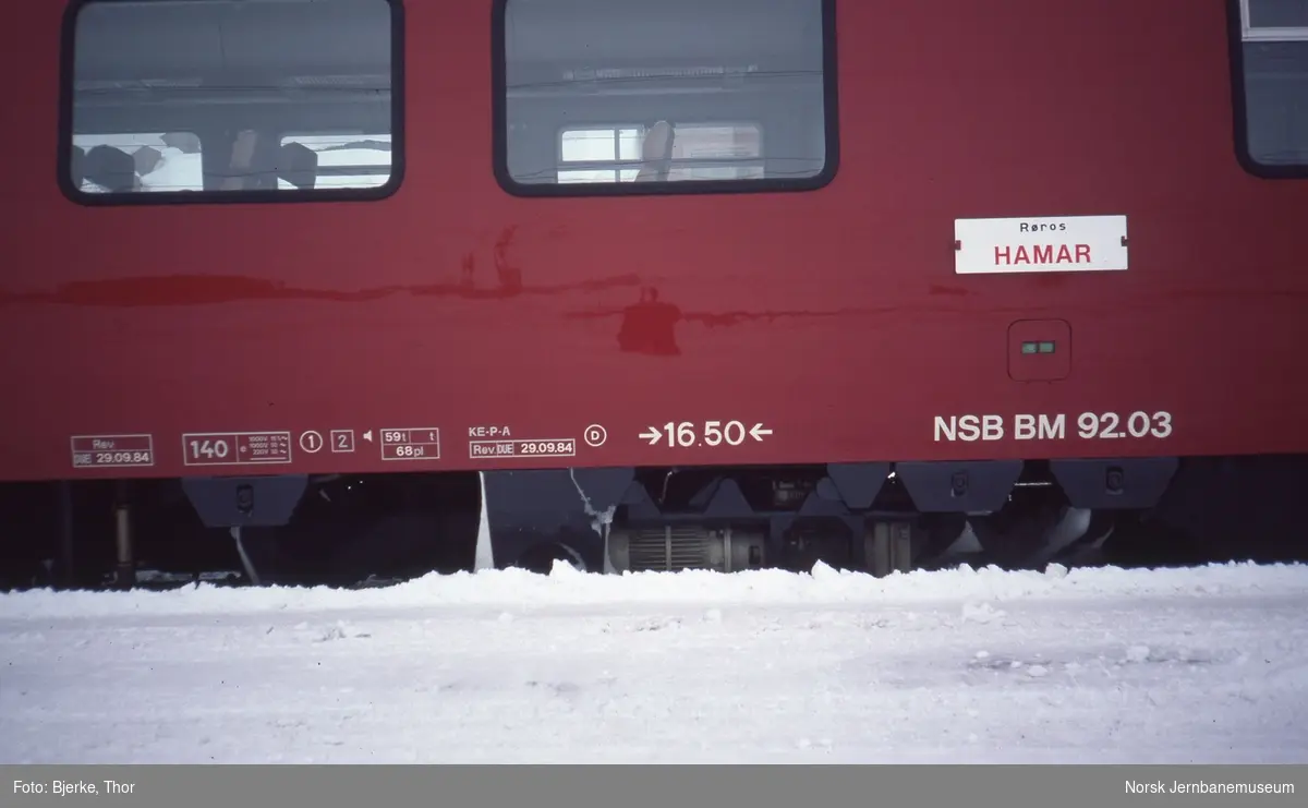 Påskrifter og destinasjonsskilt på motorvogn 92 03 tog 376 fra Røros på Hamar stasjon