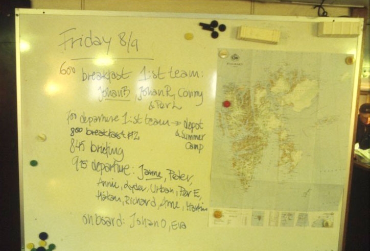 Whiteboard ombord på fartyget M/S Origo, program för fredagen den 8 sept 2000.