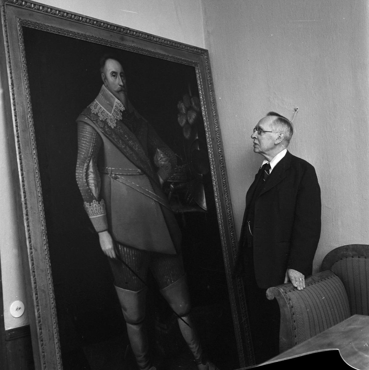 Gustav Adolfs Akademien, professor Sahlgren vid målning av Gustav II Adolf, Uppsala 1958