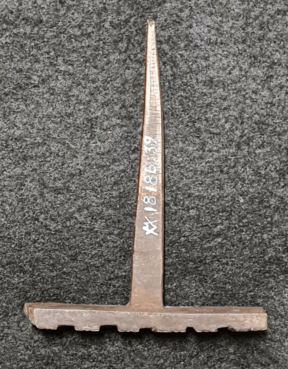 En av sex olika stämplar i metall med olika motiv och texter. 
Text: BIBLIA
