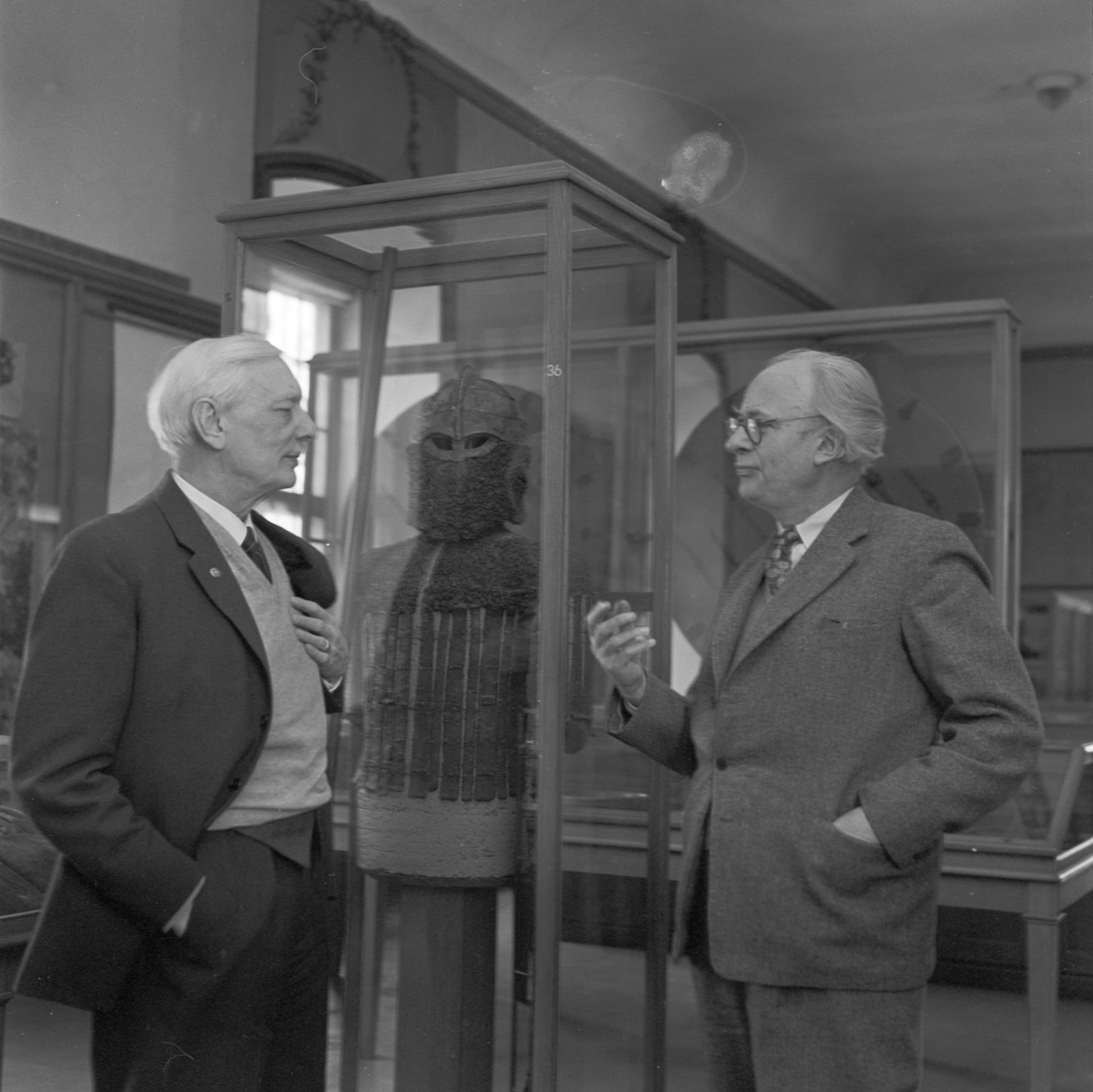 Gustavianum, professorerna Sune Lindqvist och Mårten Stenberger vid en sköld, Uppsala 1958