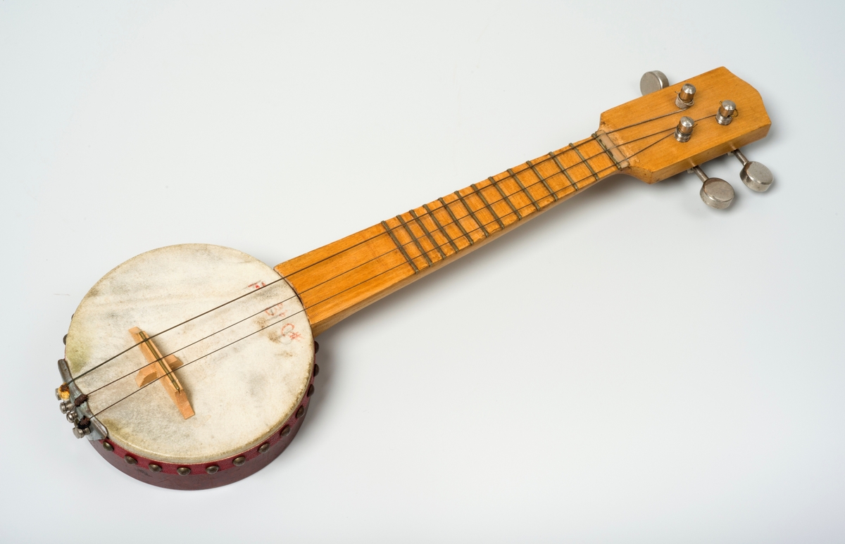 Tre strenger: F, Bb, C#. Ligner på banjo i form.