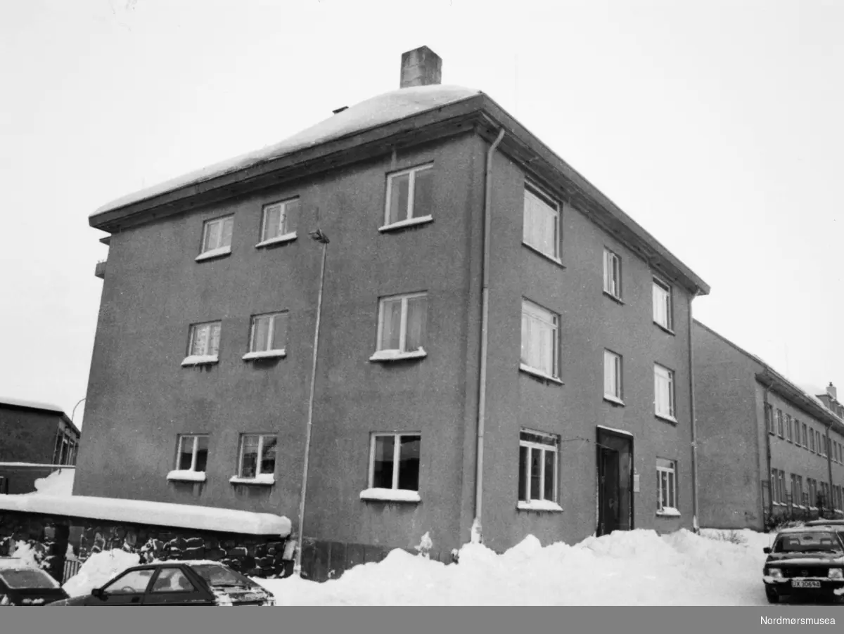 Blokka bak brannstasjonen. Bildet er fra avisa Tidens Krav sitt arkiv i tidsrommet 1970-1994. Nå i Nordmøre museums fotosamling.