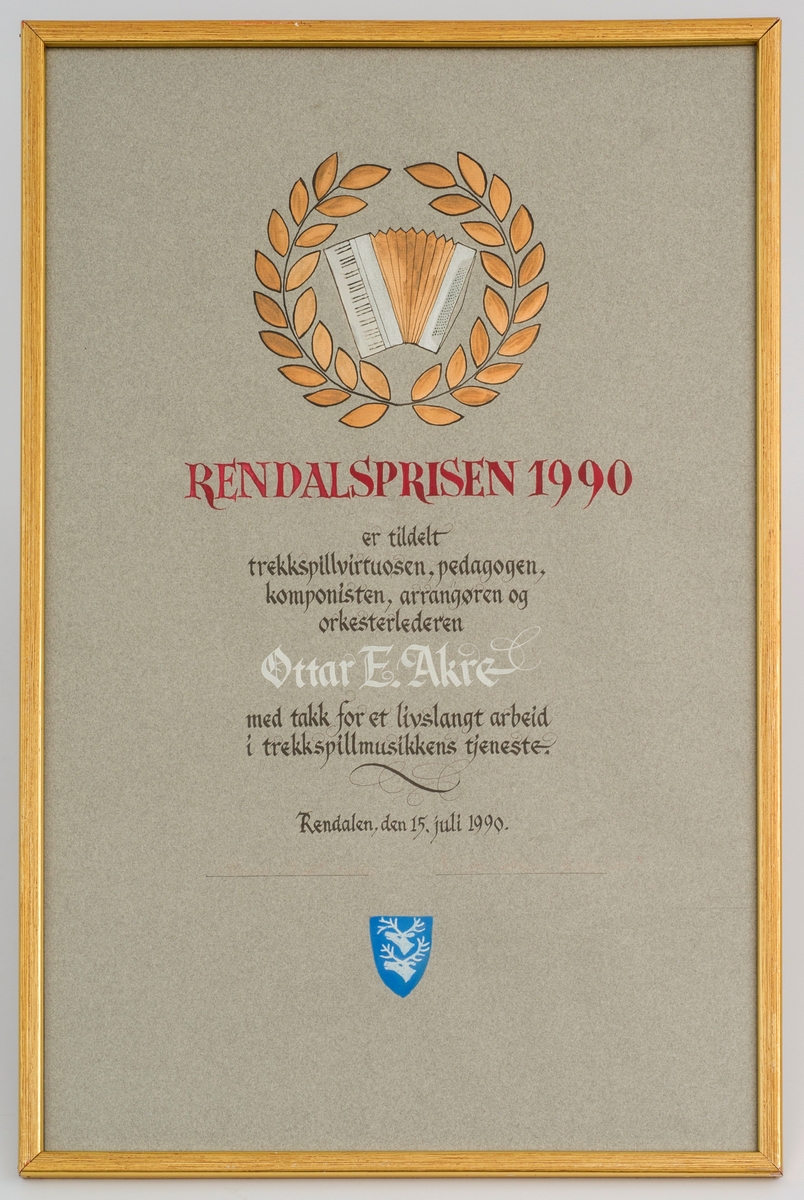 Diplom for Rendalsprisen 1990 gitt til Ottar E. Akre. I glass og ramme.