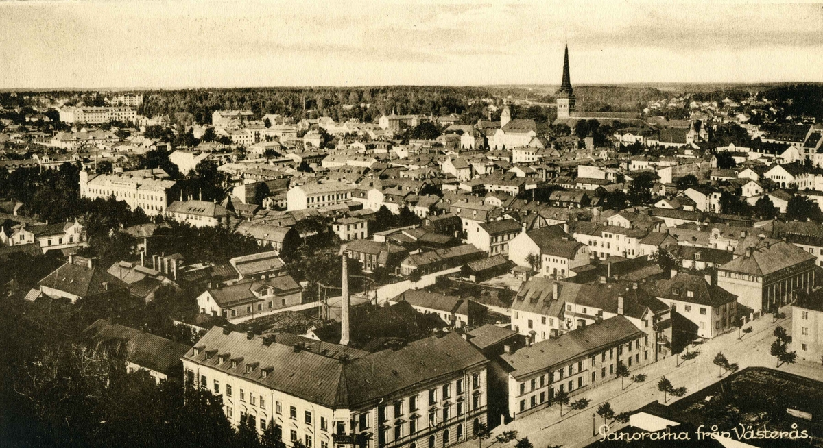 Västerås fotograferat från ASEA-tornet. I förgrunden ser hörnet Trädgårdsgatan 10 å 8 – Kopparbergsgatan. Vi ser gasklockan på Sturegatan och Stora Westmannia på Munkgatan. I bakgrunden skymtar domkyrkan.