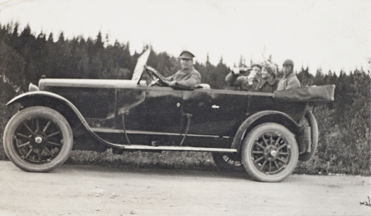 Herbrand Sælebakke i sin 1921 mod. Pierce Arrow.