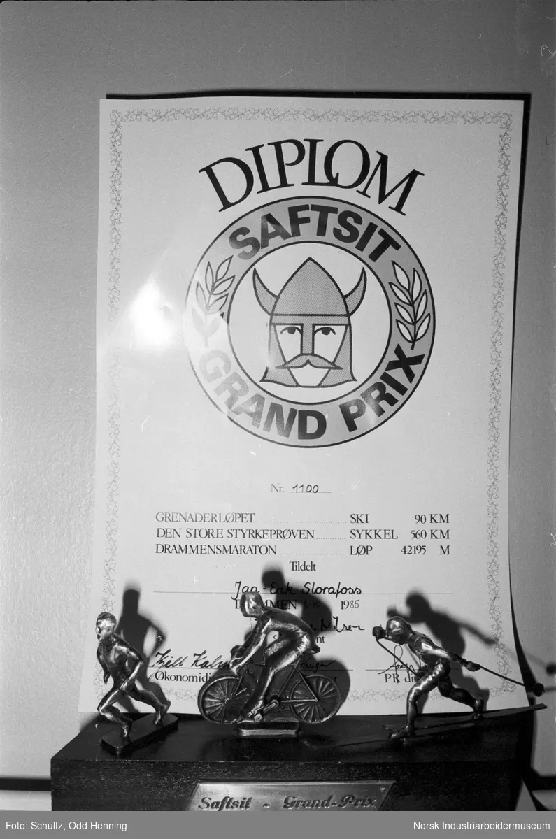 Diplom og statuett fra idrettsprestasjonen Saftsit.