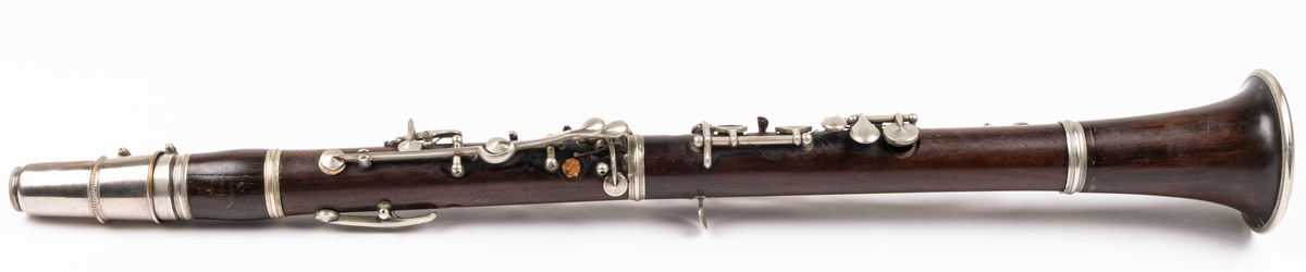 Ess-klarinett, svart trä och nickelbeslag.