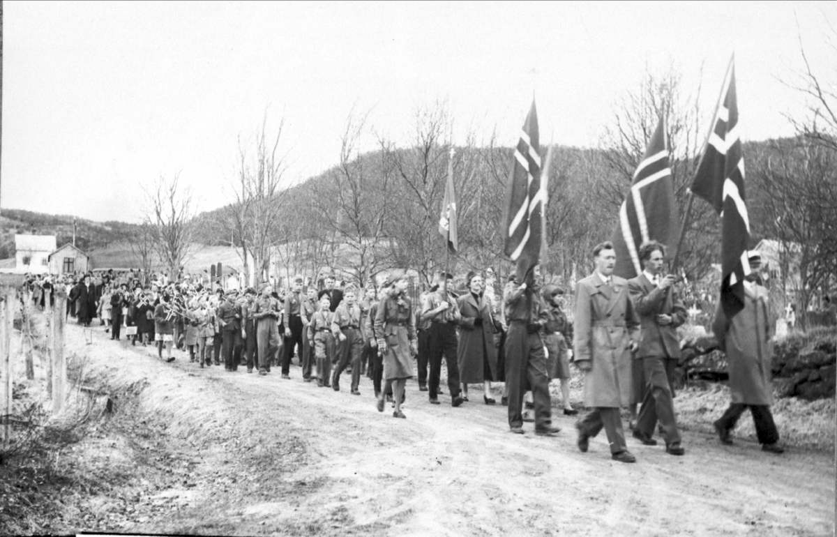 17. maitog på Borkenes i 1957.