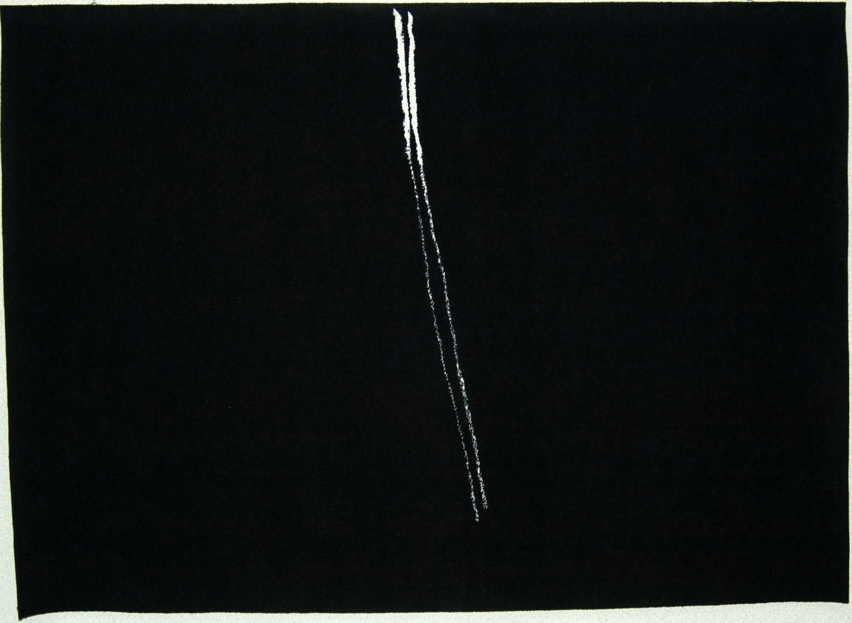 Nonfigurativt motiv. To diagonale hvite strek på en svart bakgrunn.