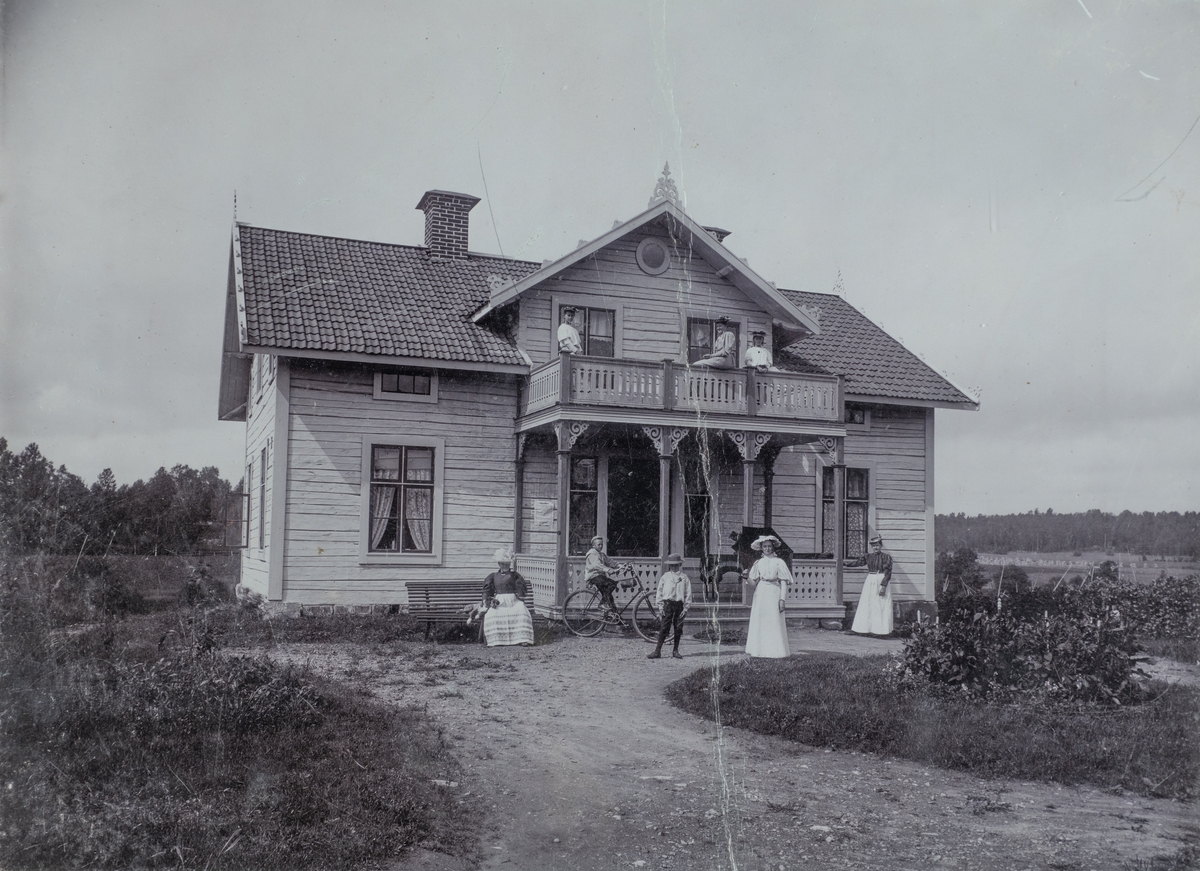 Skyllbergs bruk. 
Bostadshus, grupp framför huset.
Fotot taget omkring 1900.