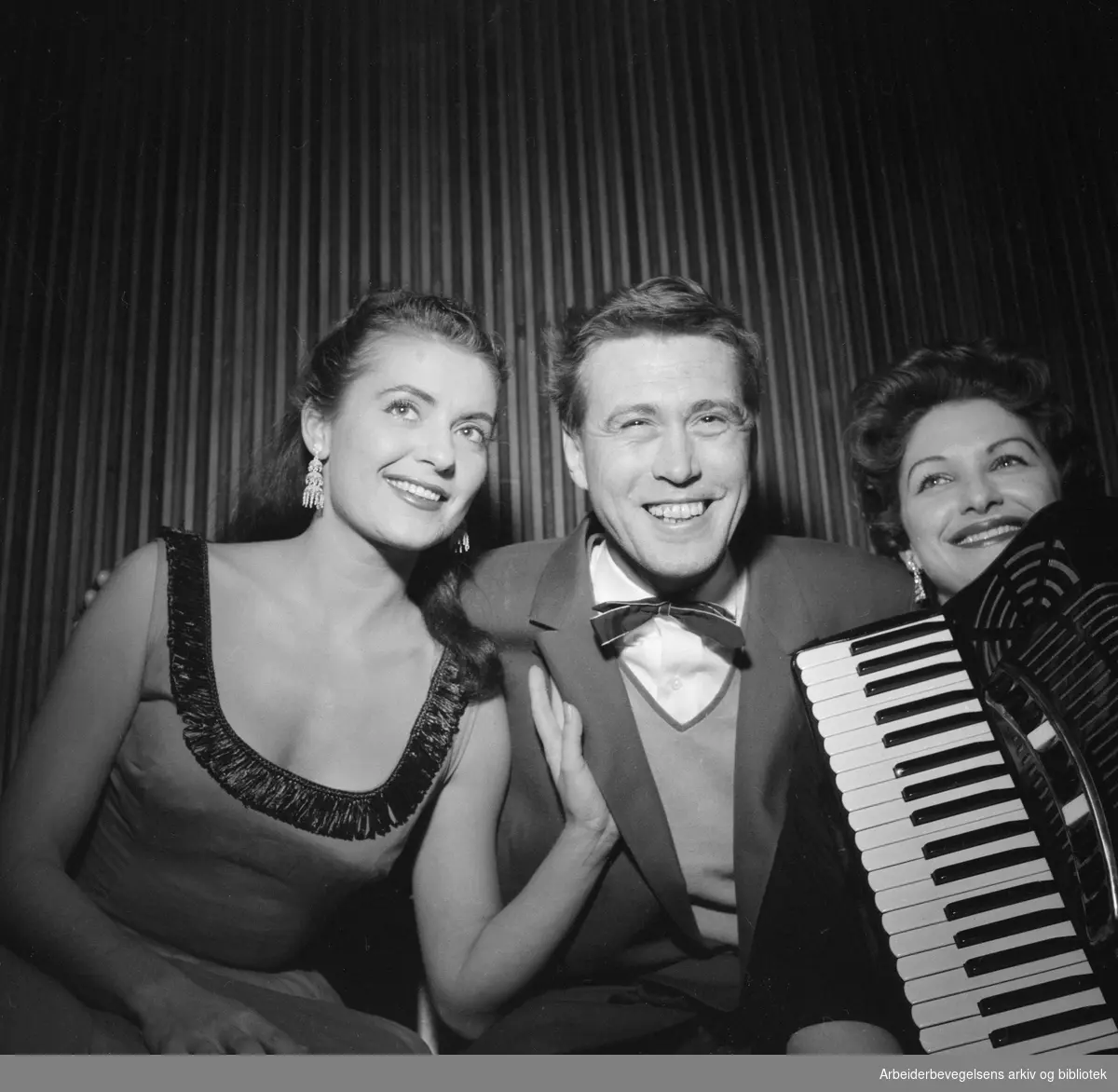 Underholdningsprogrammet "Lån oss øre" fra Store Studio på Marienlyst. Fra venstre: Mona Hofland, Pekka Langer og Shirley Deane. Oktober 1956.