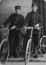 Rekruttar med syklar, hjå fotografen, 1916. Frå venstre: Gus