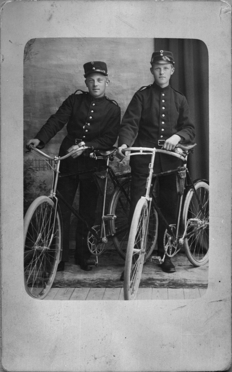Rekruttar med syklar, hjå fotografen, 1916. Frå venstre: Gustav Dørheim og Lars Skoge.