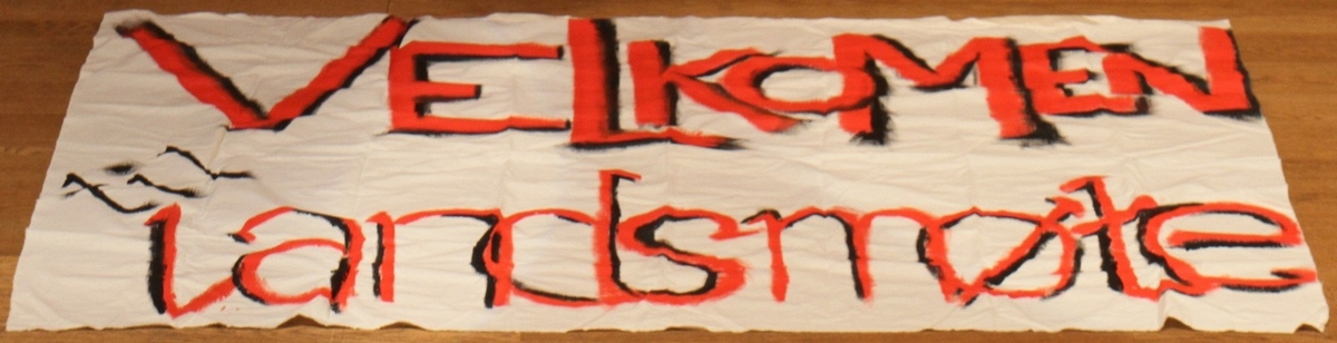 Eitt av to banner frå arkivet til Norsk Målungdom. På banneret står teksten: "Velkomen til landsmøte".