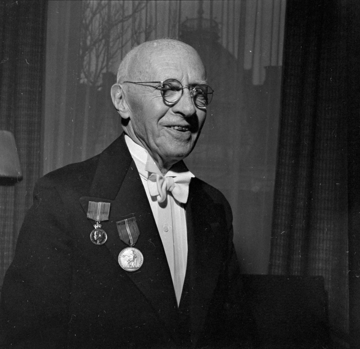 Carl Schare med medaljer etter 50 år hos firma Ole Dahl